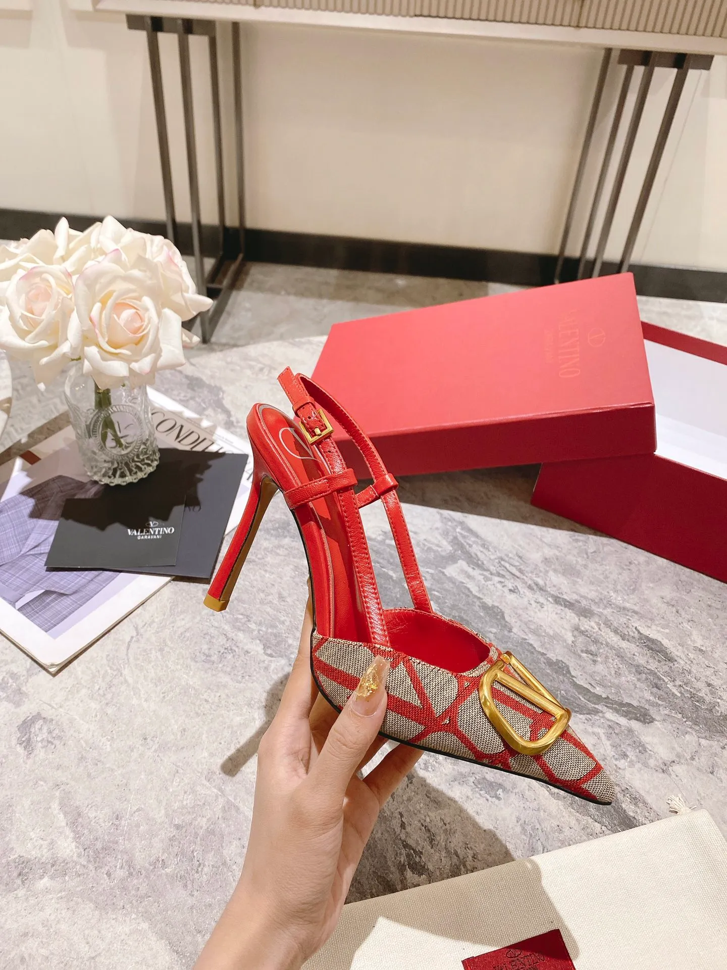 👟👟Ex-factory price 440👟👟 Genuine leather sole +40 Top version 𝑉𝐴𝐿𝐸𝑁𝑇𝐼𝑁𝑂 Valentino 2023 spring and summer new women's 5⃣️color empty back sandals The unique [V logo fabric printing pattern] brings out a full sense of high-end, and the new season will live up to expectations! Worth buying★Absolutely high-grade❥Original method, Absolutely sensual❥Elegant style, creating a different feeling, simple and elegant style!  Code number: 35-41 (34-42 customized) Fabric: Fabric printed cloth Lining: Sheepskin lining Heel height: 3 options 5cm-8cm-10cm Leather outsole Rubber outsole